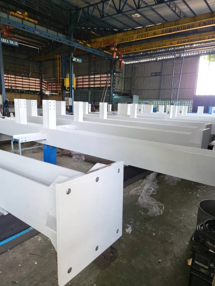 เสาและคานเหล็กรูปพรรณทาสีกันไฟในโรงงานประกอบโครงสร้าง