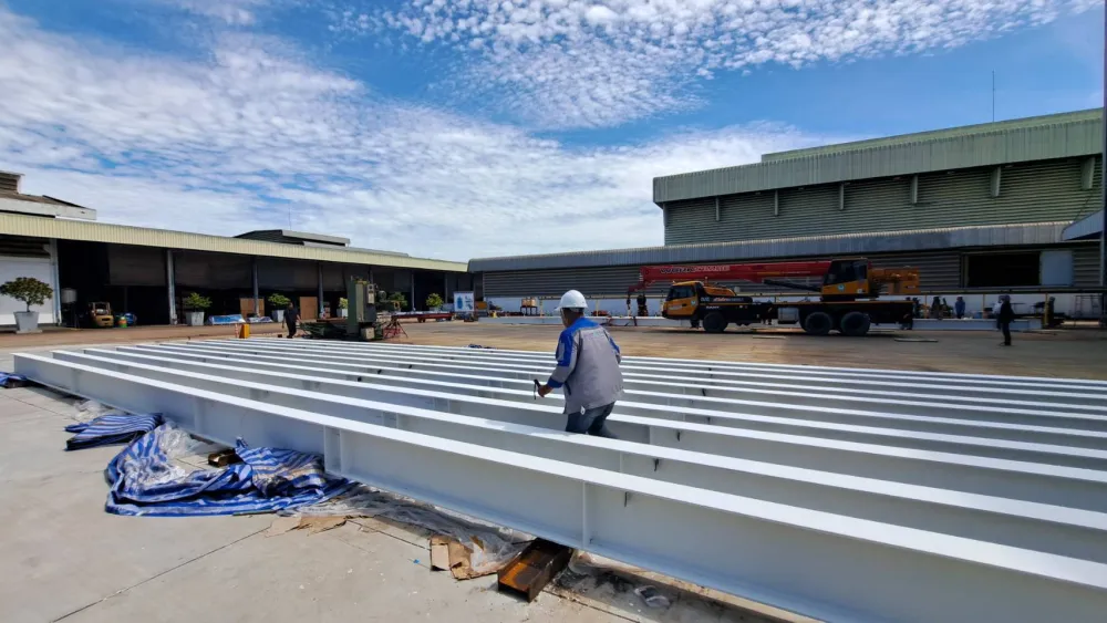 โครงสร้างเหล็กทาสีกันไฟเสร็จแล้ว วางเรียงรอติดตั้งที่ลานประกอบ